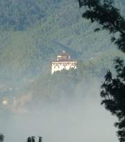 Bumthang, de Jakar Dzong in het ochtendlicht