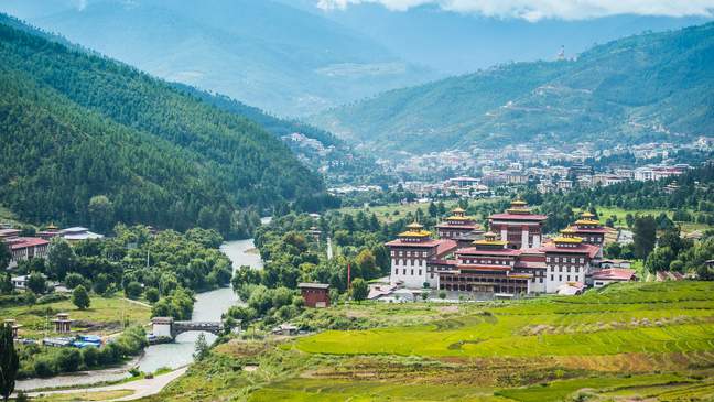 Uitzicht over Thimpu met de Trashi Chhoe Dzong op de voorgrond